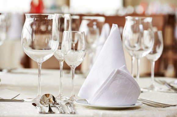 location de vaisselle nappe serviette pour vos mariages , baptême, communion à Saint-Paul 