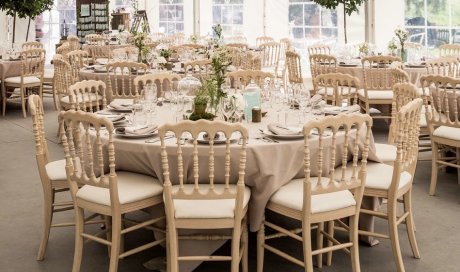 Service de location de tables et chaises pour une réception de mariage - Oxygene Event - Saint-Paul